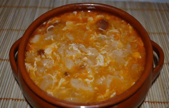 Sopa de ajo o castellana tradicional