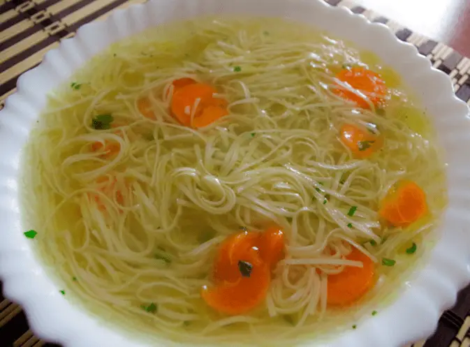 sopa con fideos vegetariana