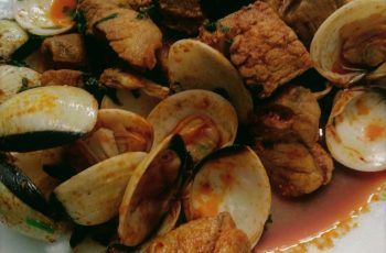 Carne de cerdo con almejas – comida portuguesa tipica