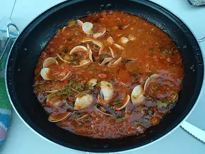 Almejas a la marinera con cebolla y tomate almejas1 - Almejas a la marinera con cebolla y tomate