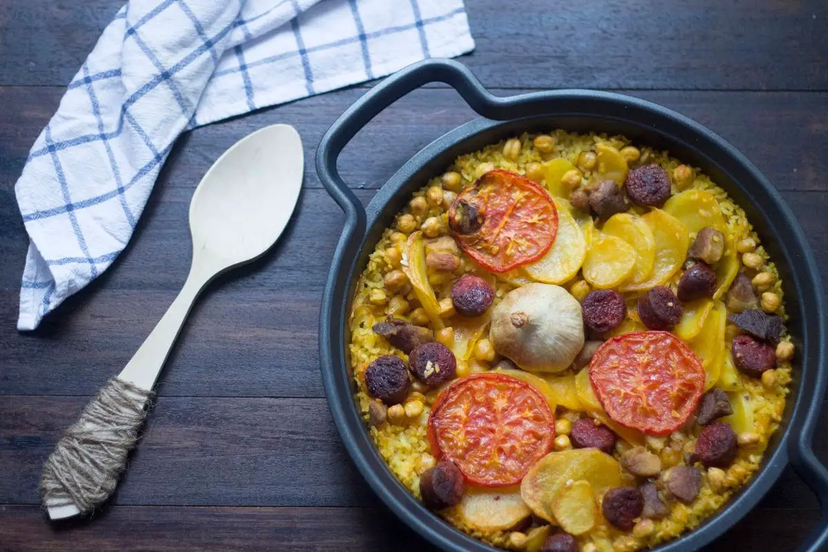 Arroz al horno recién preparado en freidora de aire