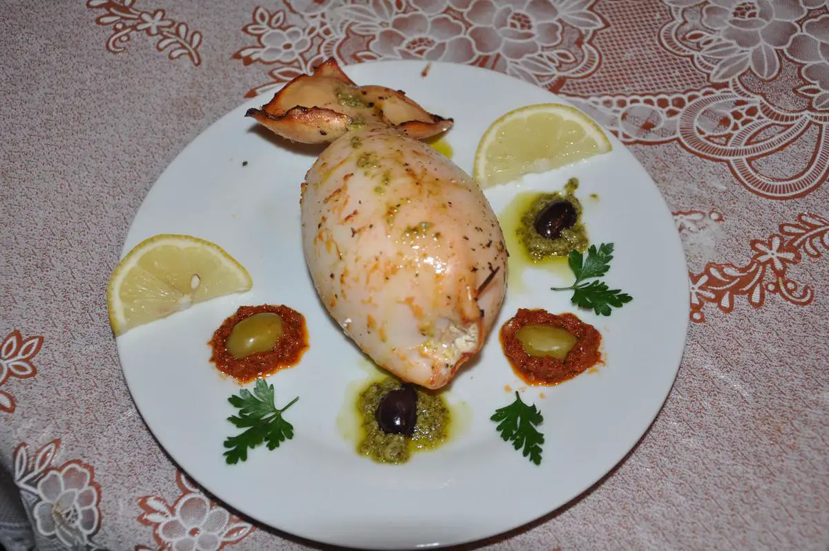 Plato de calamares rellenos clásicos recién preparados