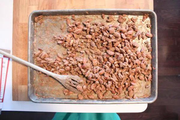 Proceso de preparación de frutas y nueces garrapiñadas para cassata