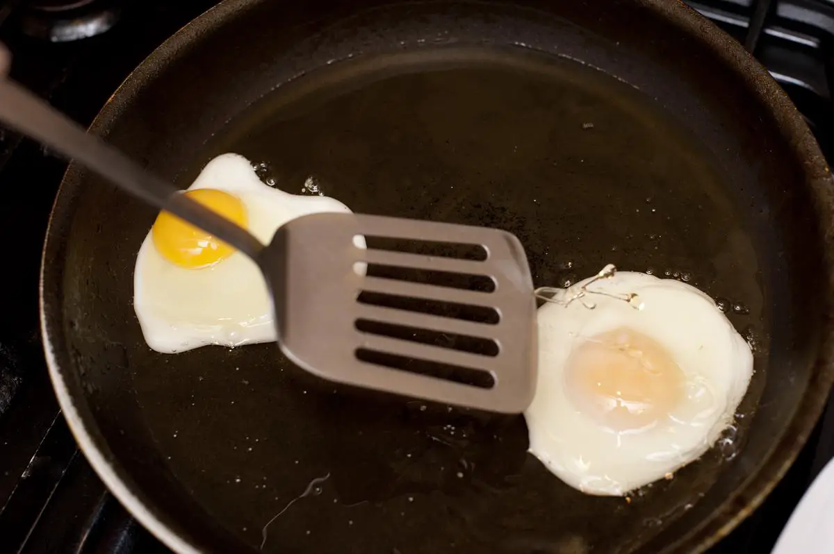 Proceso de fritura de huevos tontos