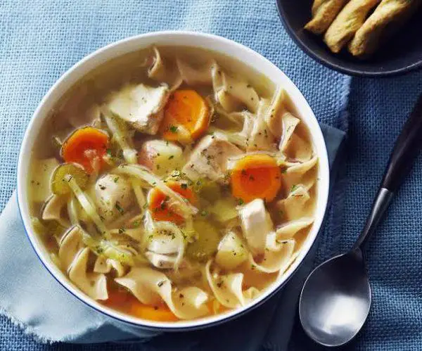 Sopa de pollo con fideos